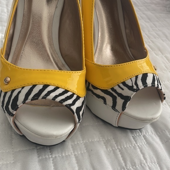 ⭐️ HOST PICK ⭐️ Qupid | Yellow Gaze Sandal heels size 7 zebra Print pumps pumps - Picture 5 of 9